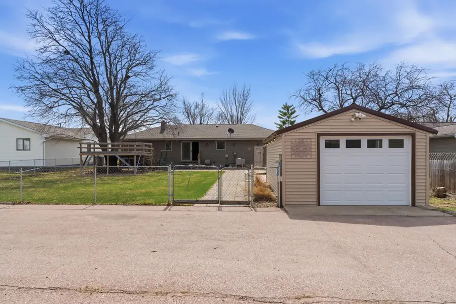 1414 E 3rd Ave, Mitchell, SD 57301 - #2