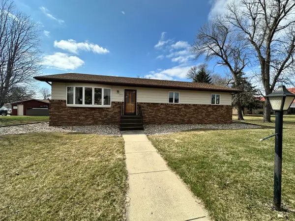403 SW 4th St, Desmet, SD 57231