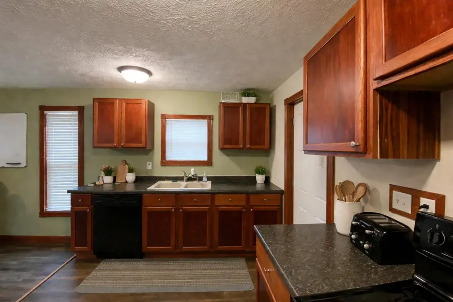 1012 W 3rd Ave, Mitchell, SD 57301 - #2