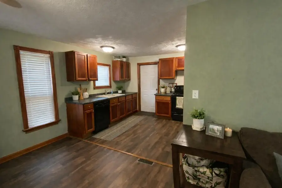 1012 W 3rd Ave, Mitchell, SD 57301 - #3