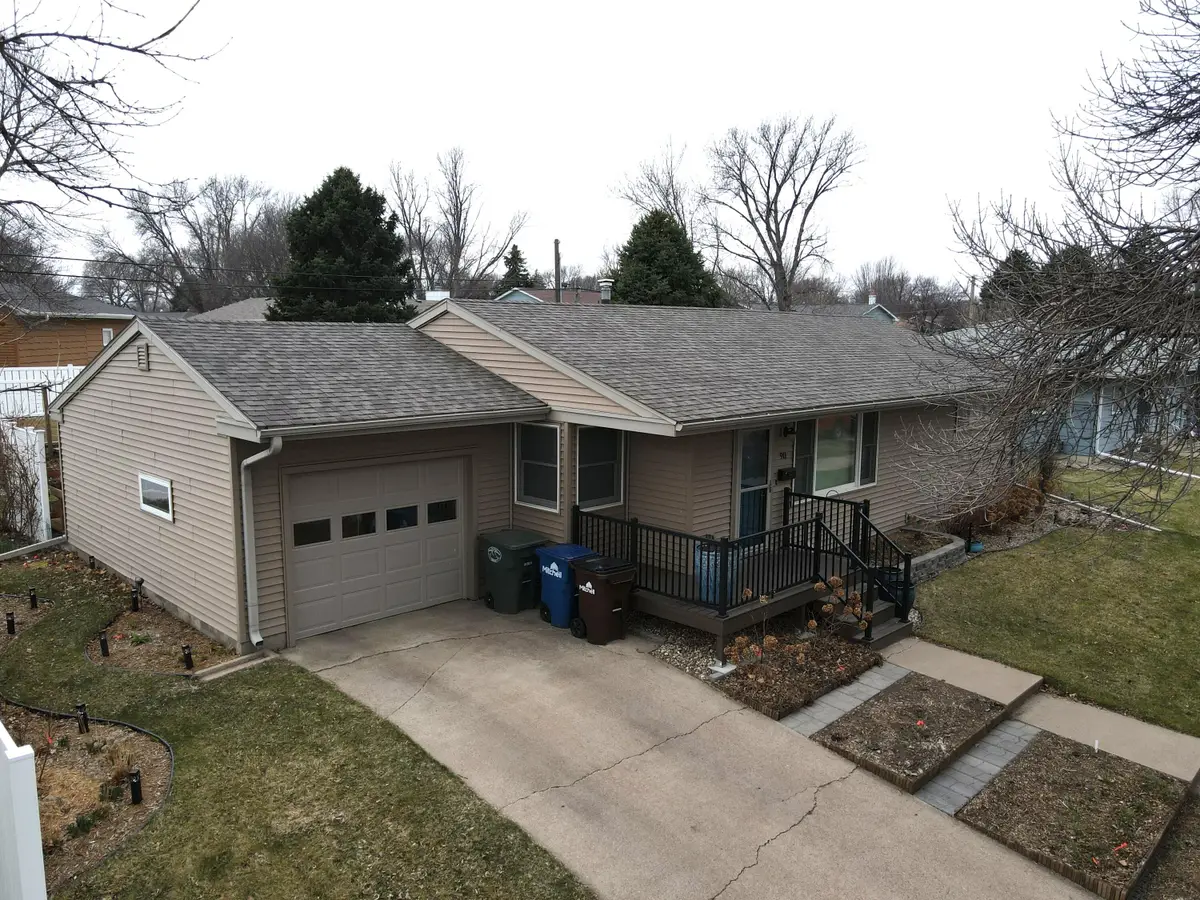 911 W Birch Ave, Mitchell, SD 57301 - #1
