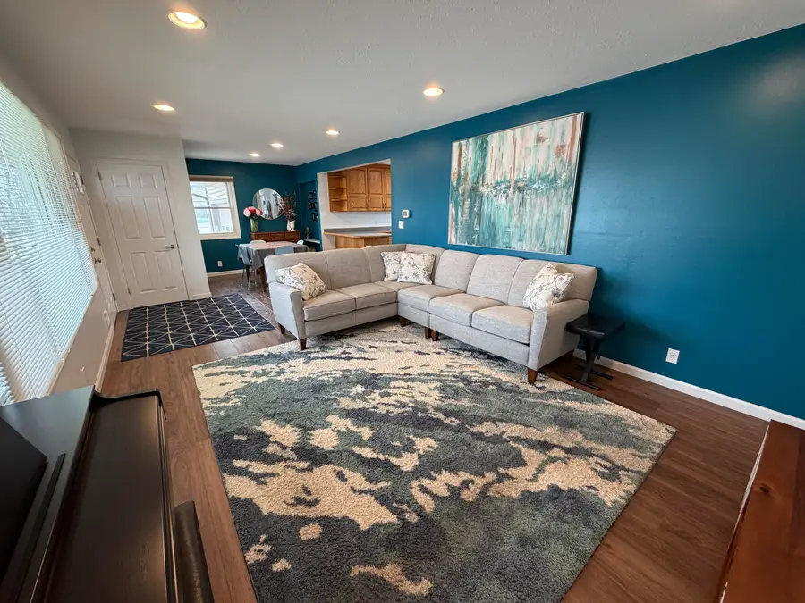 911 W Birch Ave, Mitchell, SD 57301 - #3