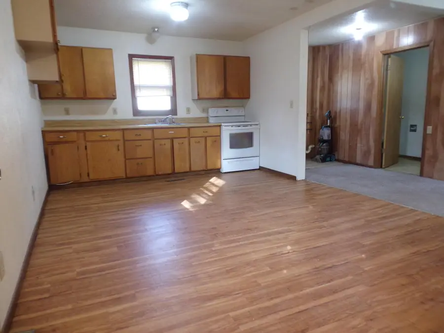 315 E 9th Ave, Mitchell, SD 57301 - #2