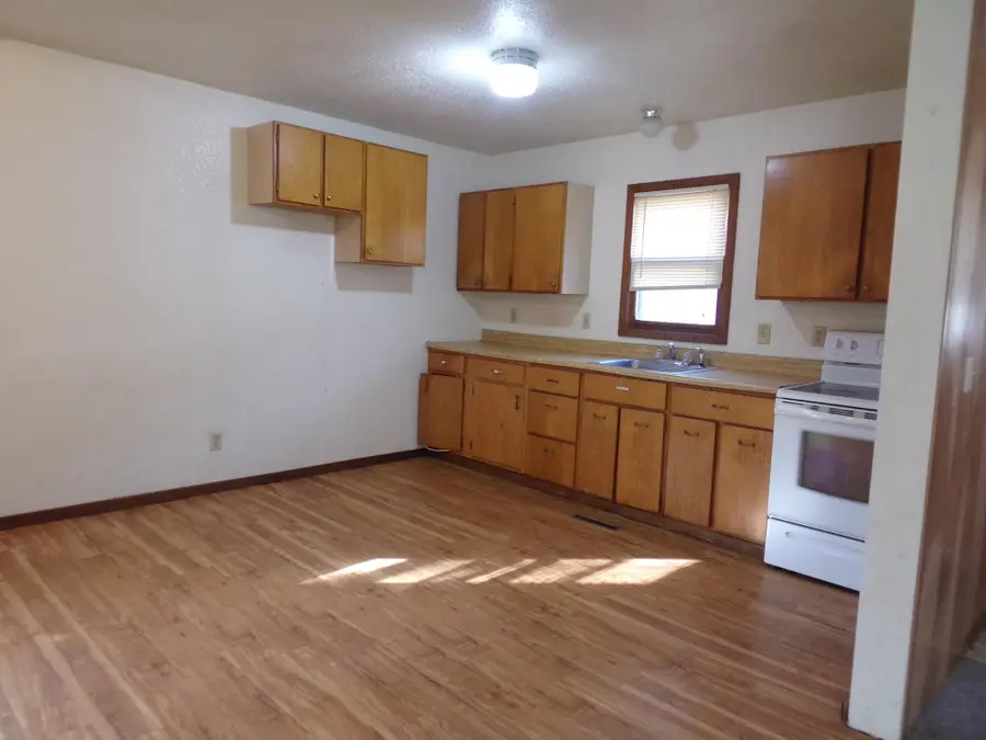 315 E 9th Ave, Mitchell, SD 57301 - #3