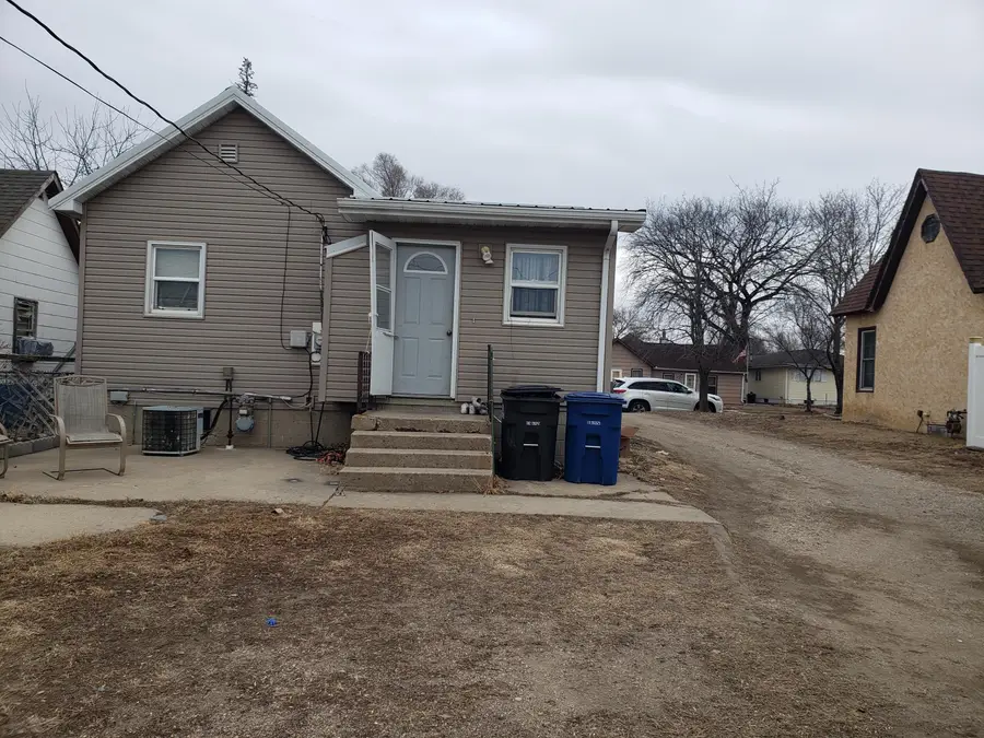 413 E Hanson Ave, Mitchell, SD 57301 - #2