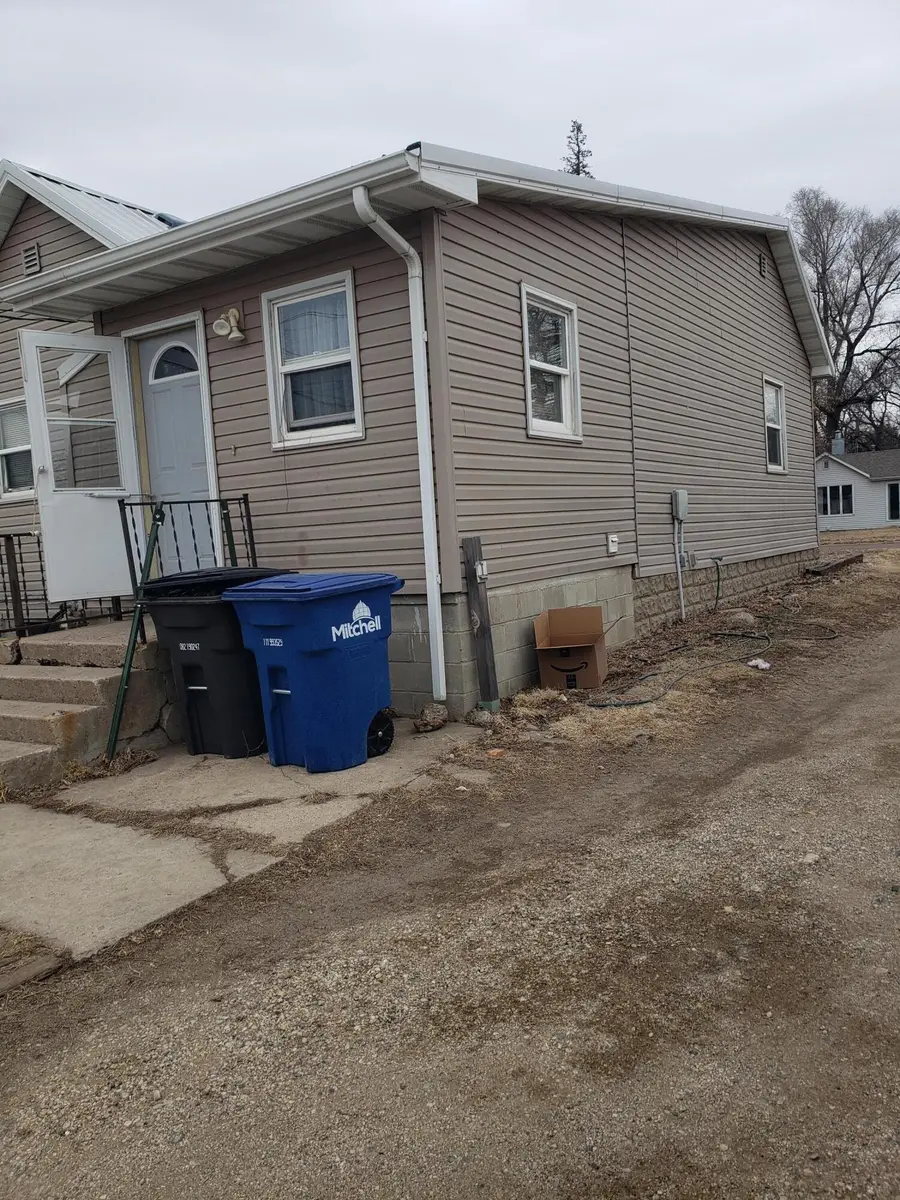 413 E Hanson Ave, Mitchell, SD 57301 - #3