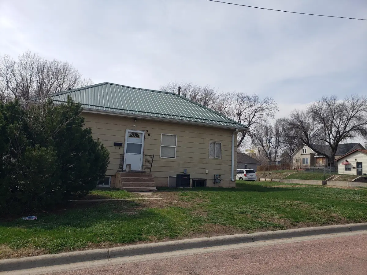 901 W 3rd Ave, Mitchell, SD 57301 - #1