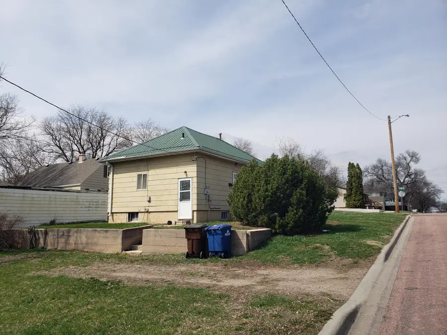 901 W 3rd Ave, Mitchell, SD 57301 - #2