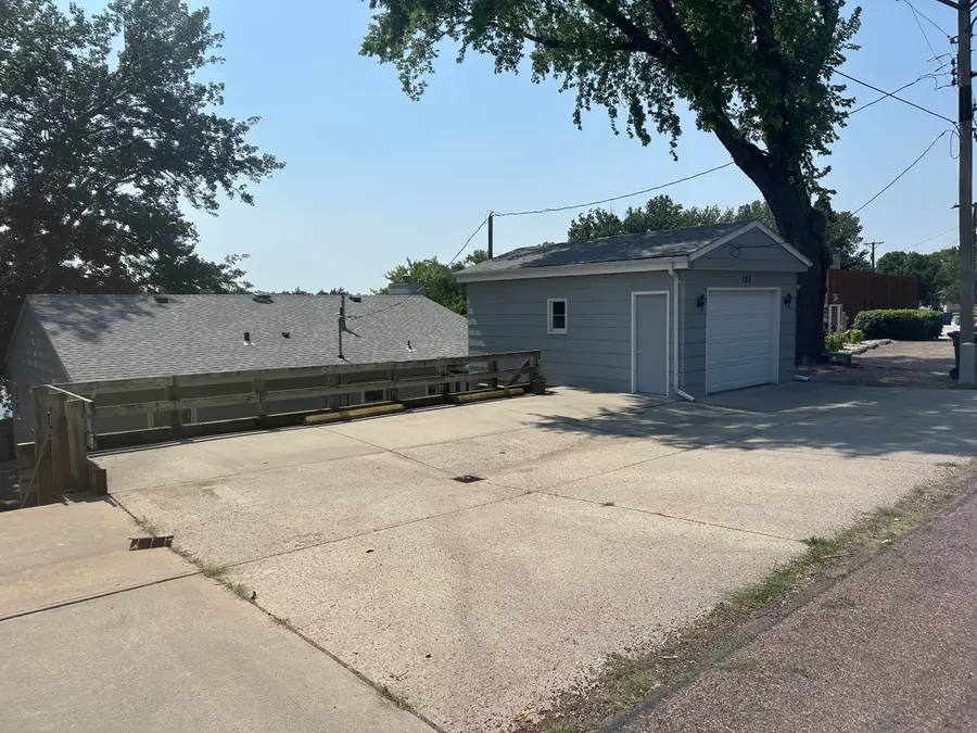 185 S Harmon Dr, Mitchell, SD 57301 - #2
