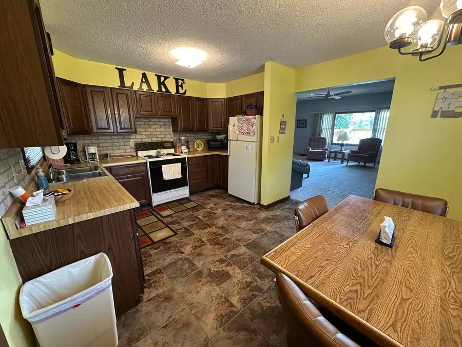 185 S Harmon Dr, Mitchell, SD 57301 - #3