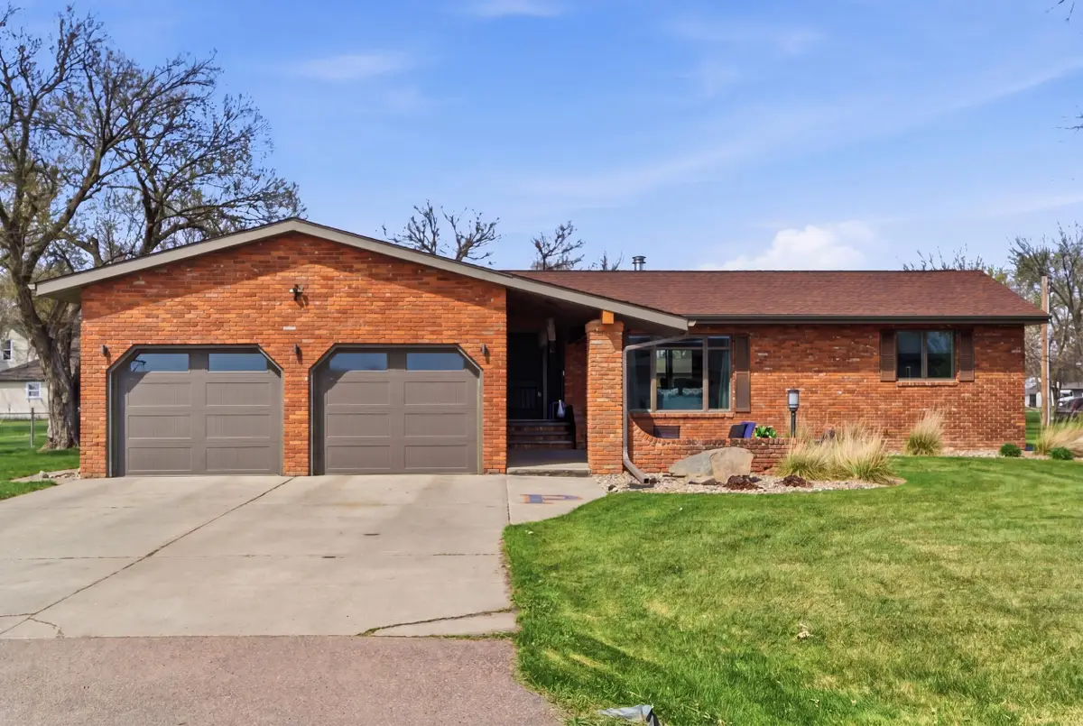 507 W Sycamore St, Parkston, SD 57366 - #1