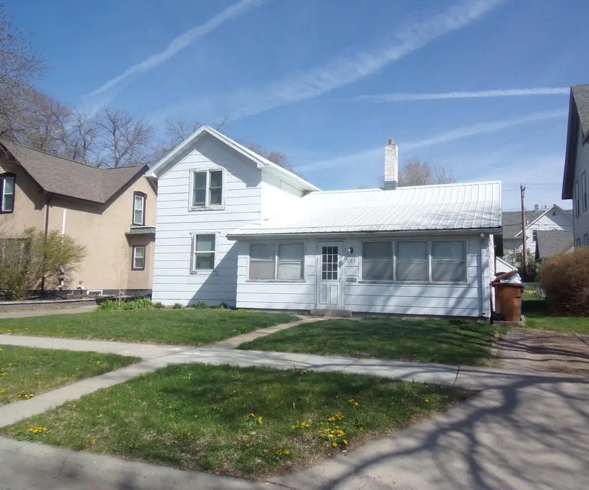 602 W 3rd Ave, Mitchell, SD 57301 - #1
