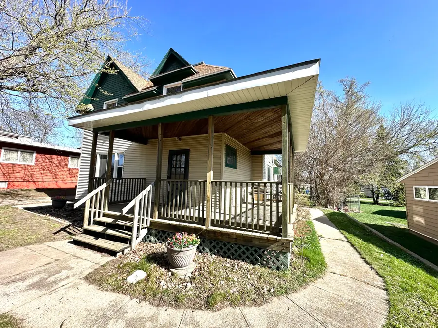 406 3rd St, De Smet, SD 57231 - #2