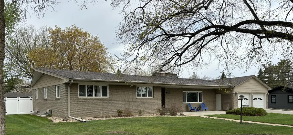 1315 S Minnesota St, Mitchell, SD 57301 - #1