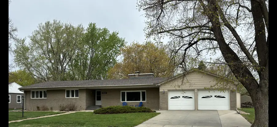 1315 S Minnesota St, Mitchell, SD 57301 - #2