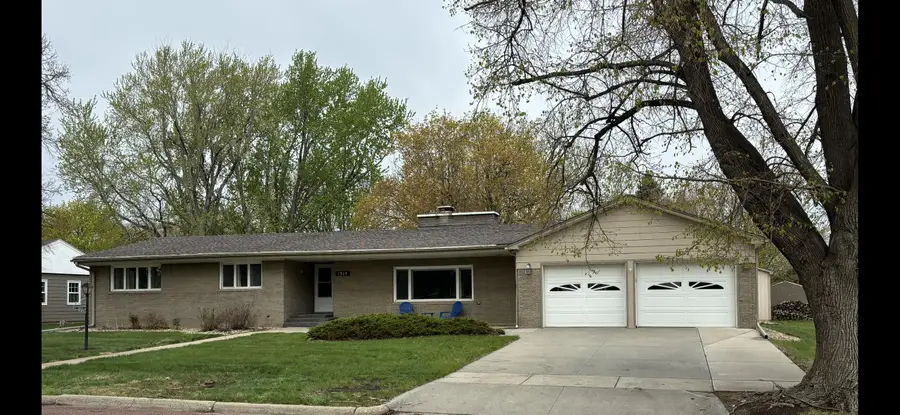 1315 S Minnesota St, Mitchell, SD 57301 - #3
