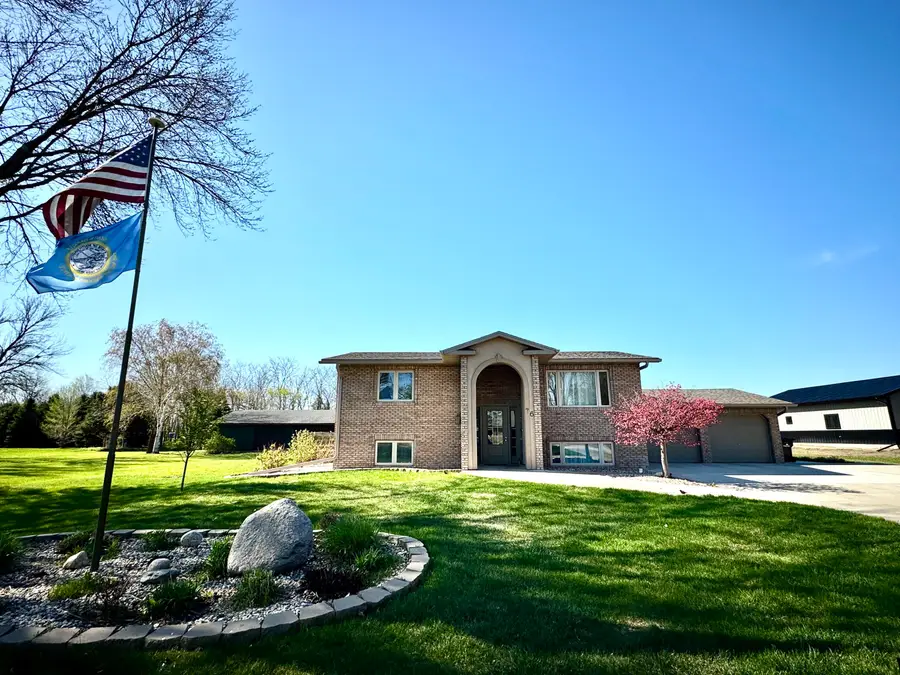 76 S Harmon Dr, Mitchell, SD 57301 - #2