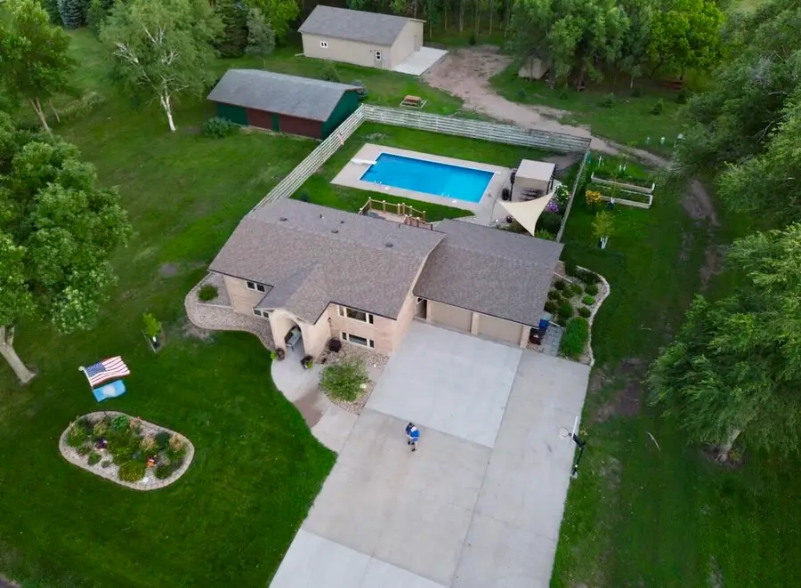 76 S Harmon Dr, Mitchell, SD 57301 - #3