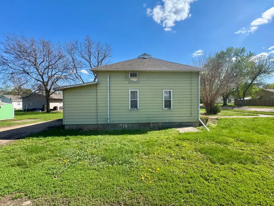 220 N 5th Ave, Lake Andes, SD 57356 - #2