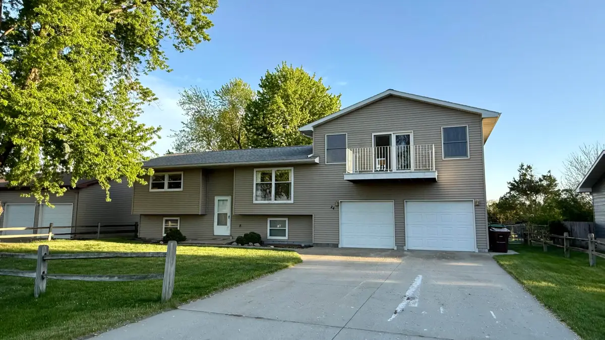 24 S Harmon Dr, Mitchell, SD 57301 - #1