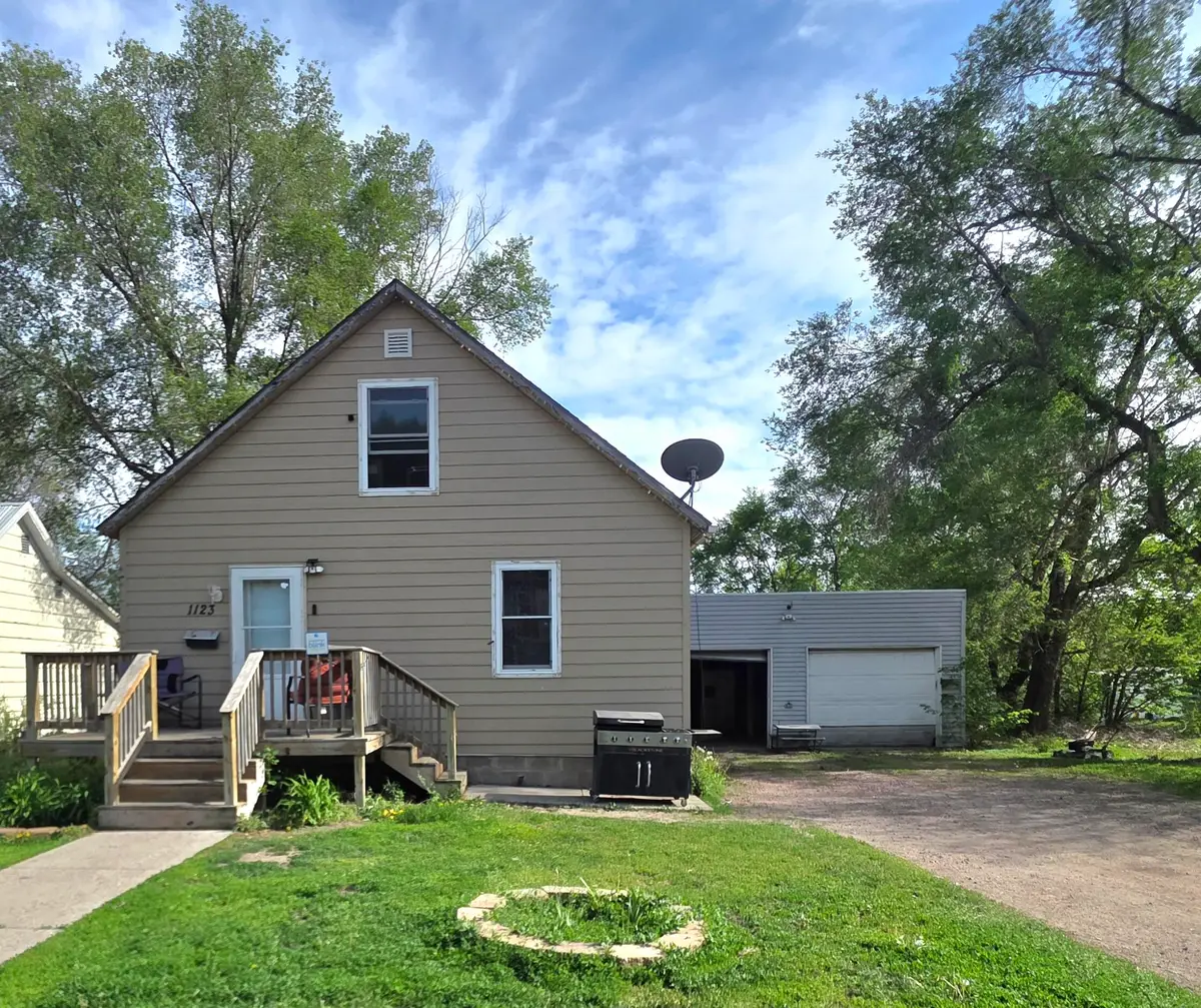 1123 W 3rd Ave, Mitchell, SD 57301 - #1