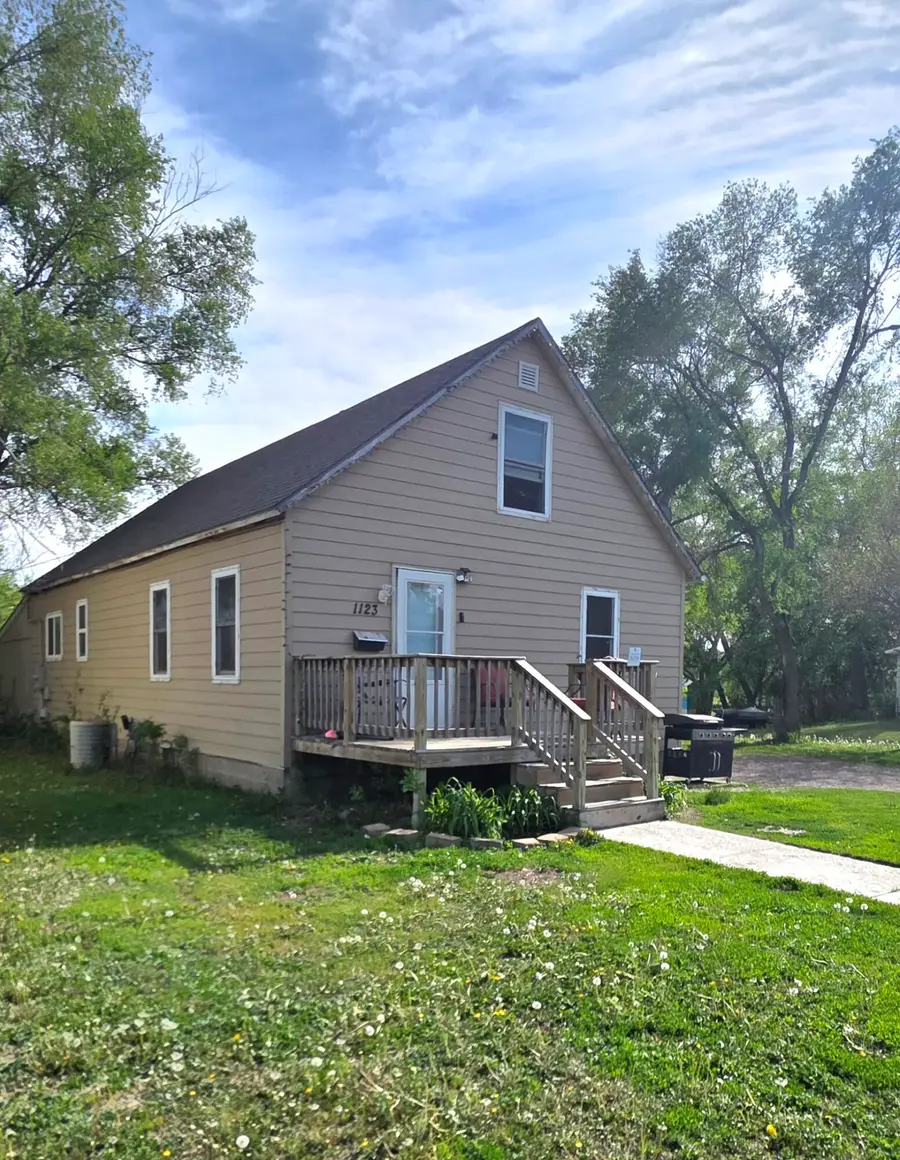 1123 W 3rd Ave, Mitchell, SD 57301 - #2