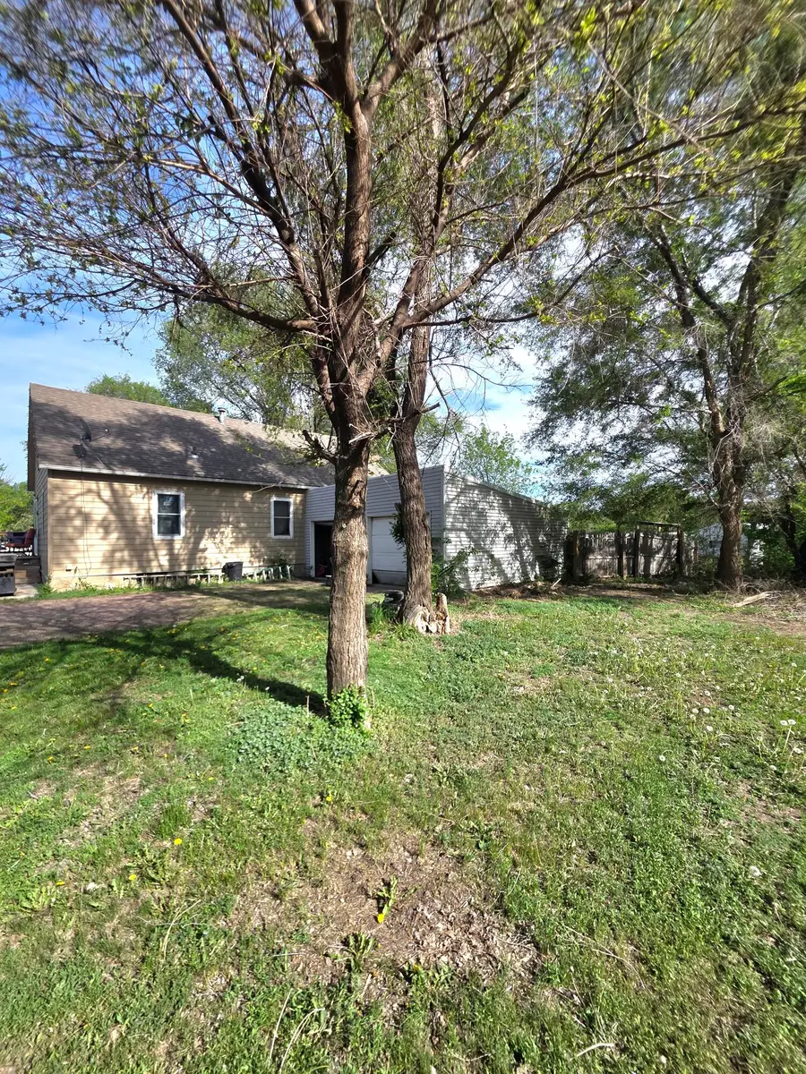 1123 W 3rd Ave, Mitchell, SD 57301 - #3
