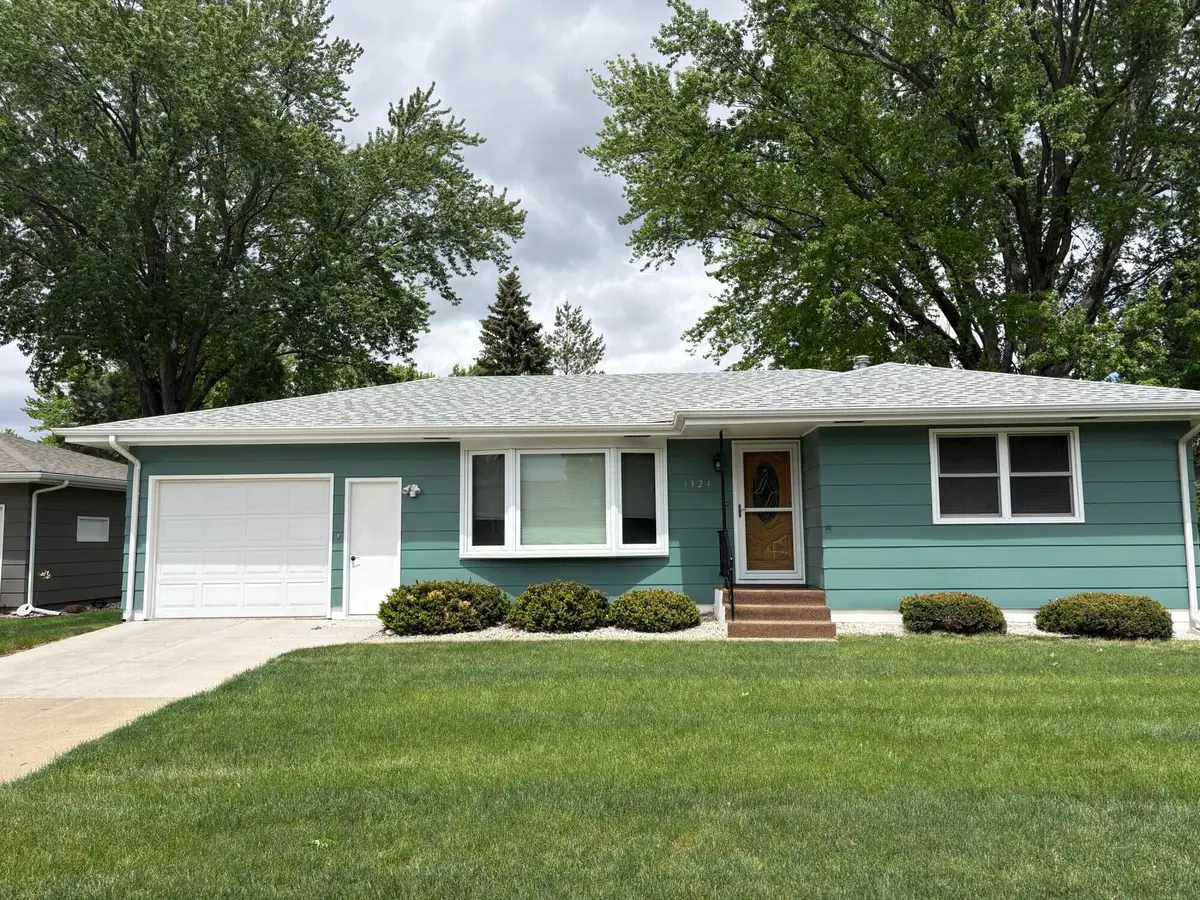 1324 W Cedar Ave, Mitchell, SD 57301 - #1