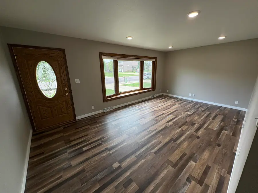 1324 W Cedar Ave, Mitchell, SD 57301 - #2
