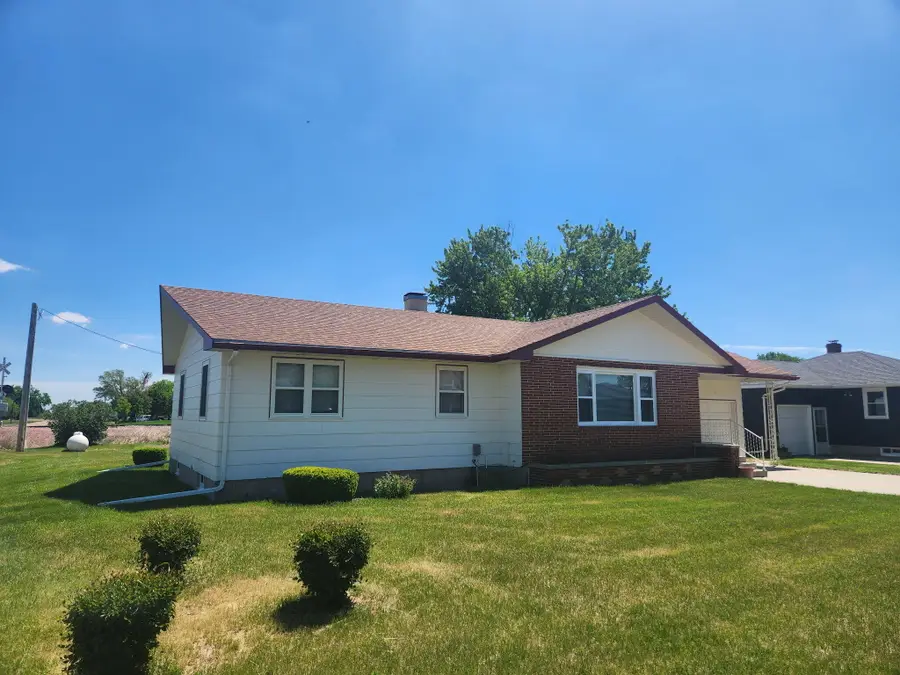 406 N Depot St, Parkston, SD 57366 - #2