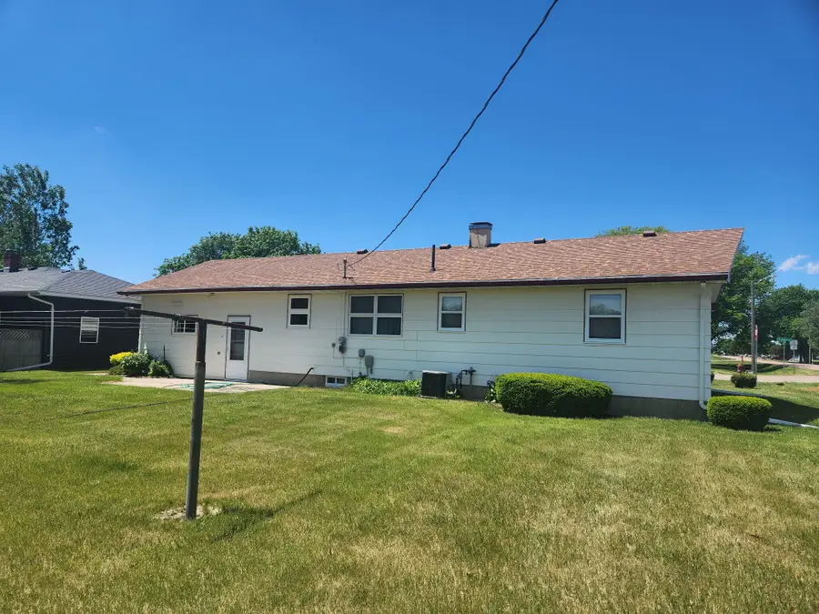406 N Depot St, Parkston, SD 57366 - #3