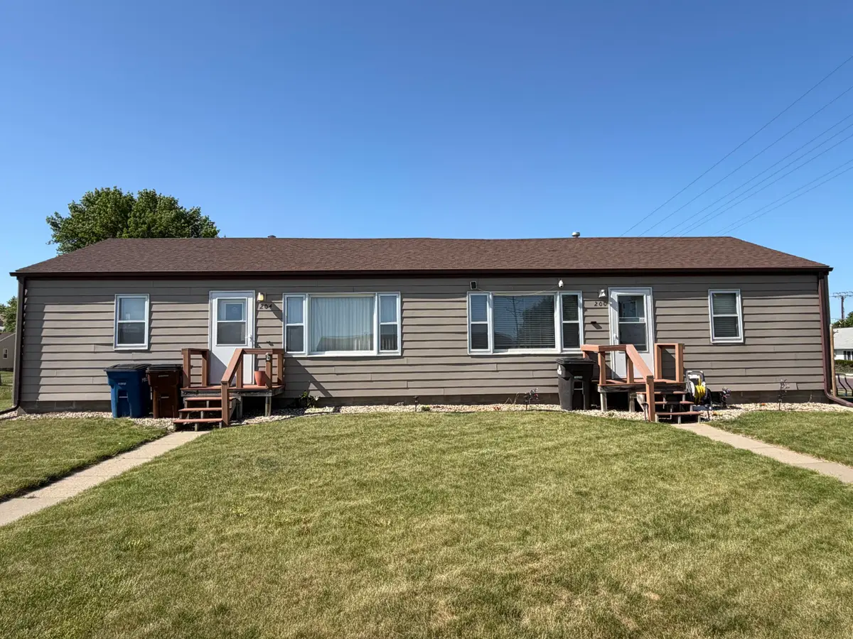 200-204 W Pine Ave, Mitchell, SD 57301 - #1