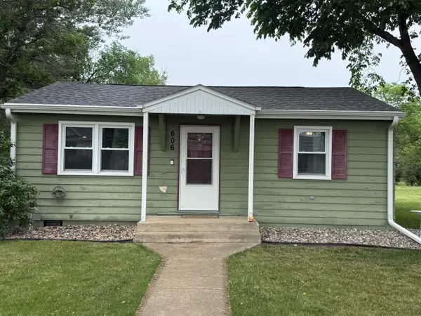 606 E 1st St, Plankinton, SD 57368