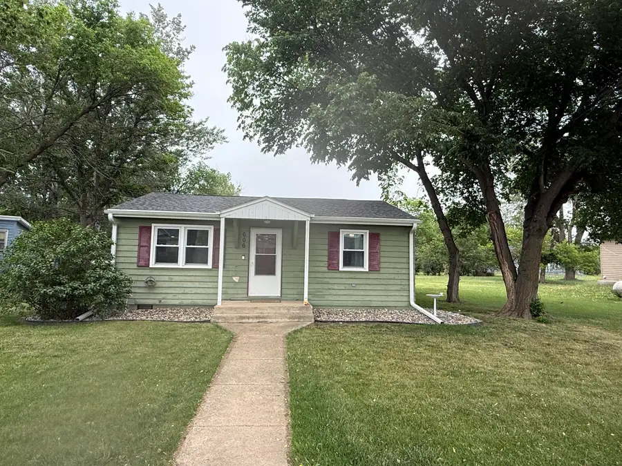 606 E 1st St, Plankinton, SD 57368 - #2