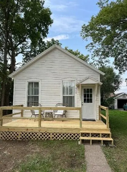 910 E 6th Ave, Mitchell, SD 57301 - #1