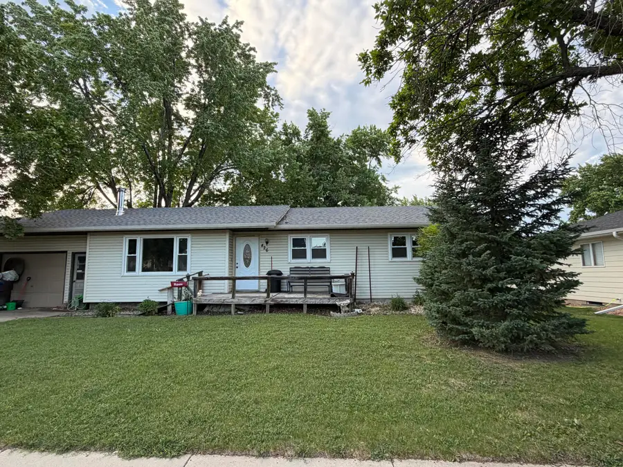 426 E 13th Ave, Mitchell, SD 57301 - #2