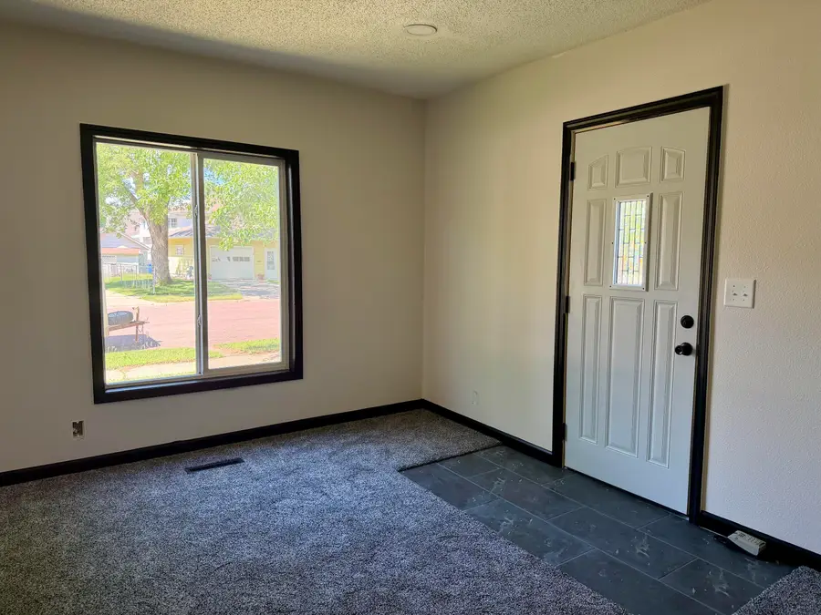 707 W 6th Ave, Mitchell, SD 57301 - #2