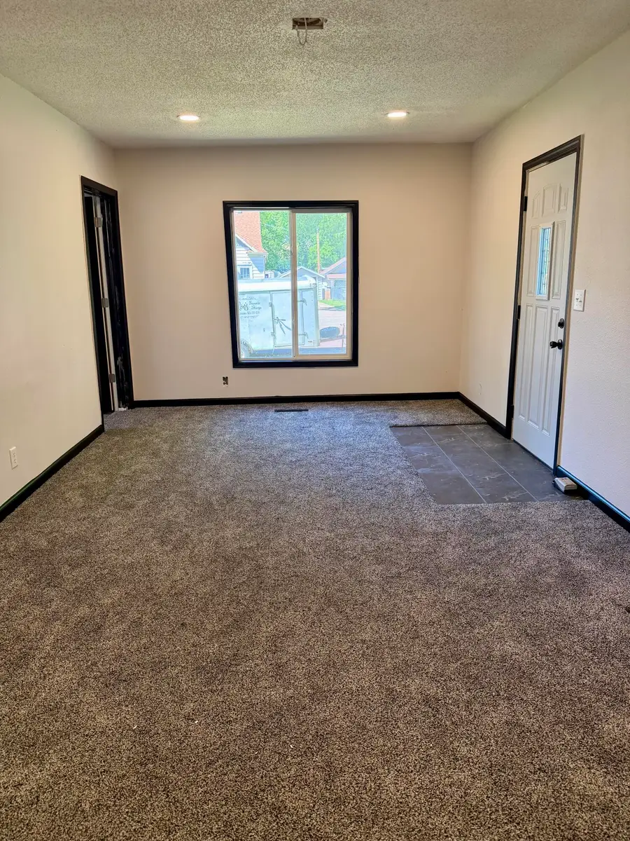 707 W 6th Ave, Mitchell, SD 57301 - #3