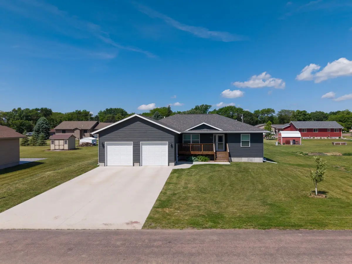 721 Oak St, Alexandria, SD 57311 - #1