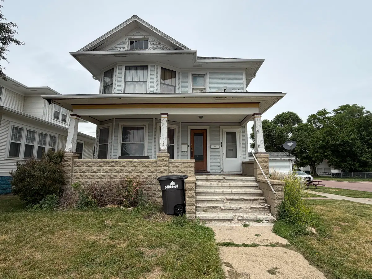 322 E 1st Ave, Mitchell, SD 57301 - #1