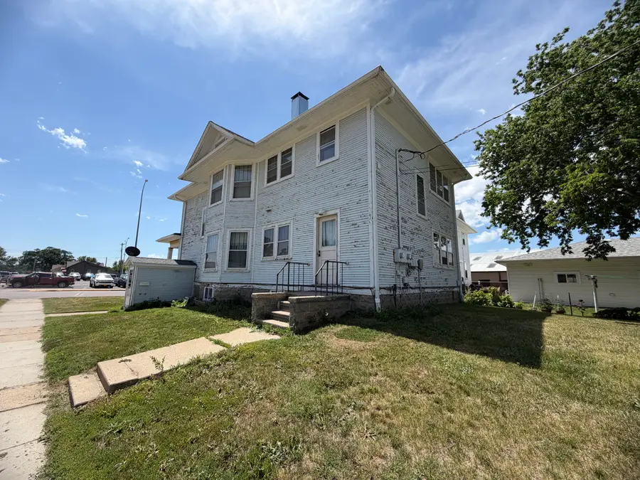 322 E 1st Ave, Mitchell, SD 57301 - #2
