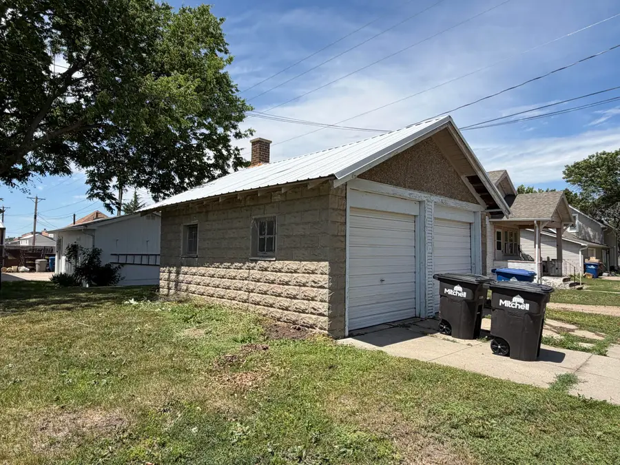 322 E 1st Ave, Mitchell, SD 57301 - #3