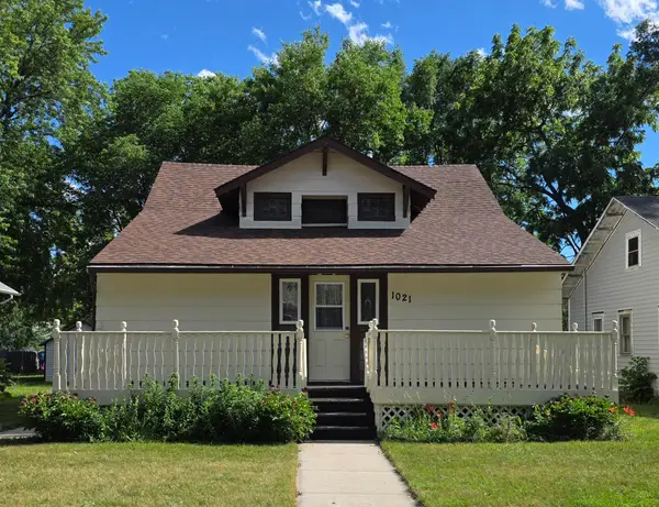 1021 E 3rd Ave, Mitchell, SD 57301