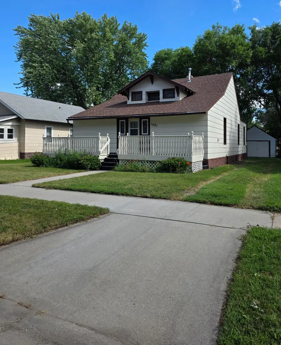 1021 E 3rd Ave, Mitchell, SD 57301 - #2