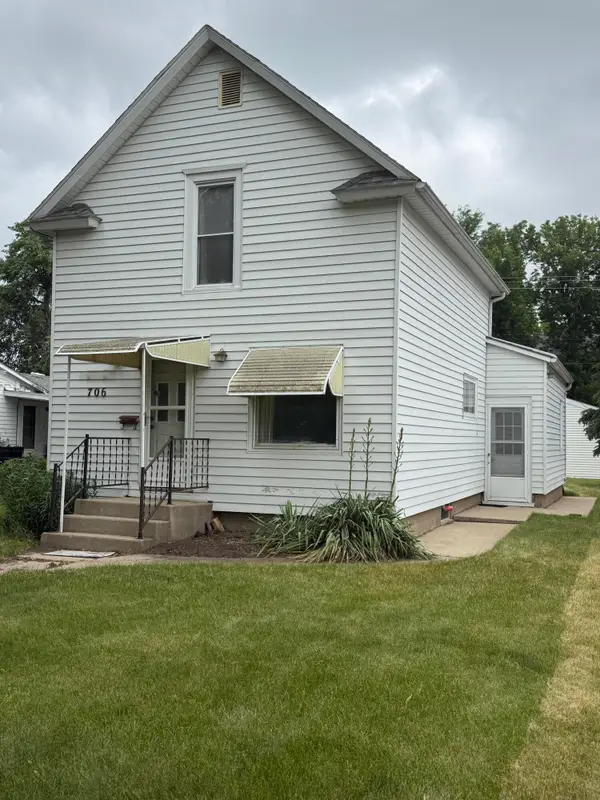 706 E 7th Ave, Mitchell, SD 57301