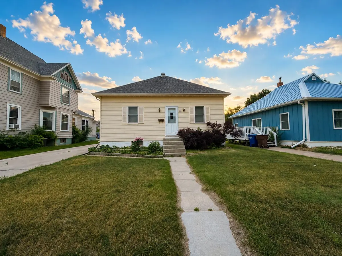 803 N Sanborn Blvd, Mitchell, SD 57301 - #1