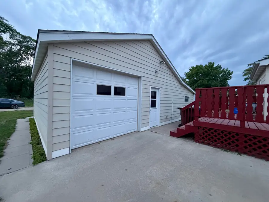 803 N Sanborn Blvd, Mitchell, SD 57301 - #3