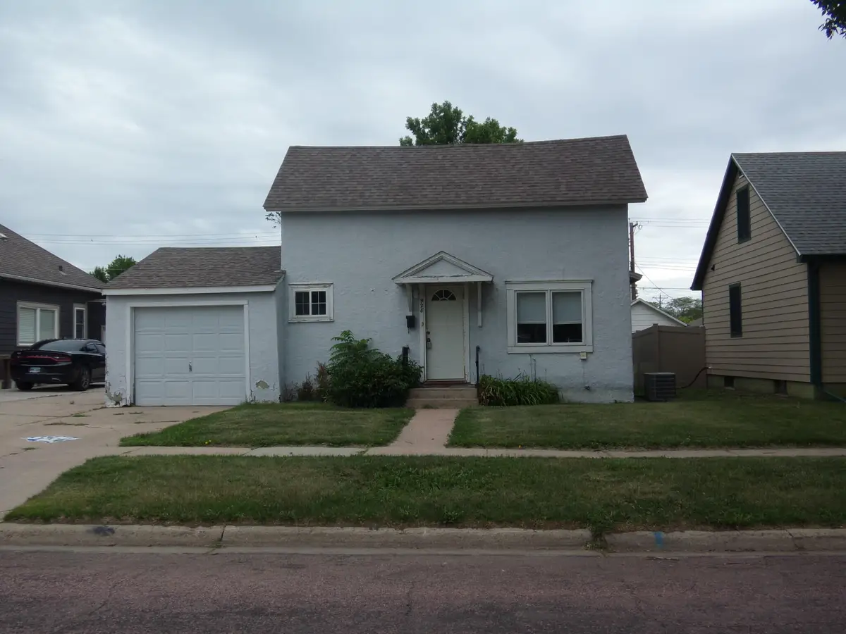 928 E Hanson Ave, Mitchell, SD 57301 - #1