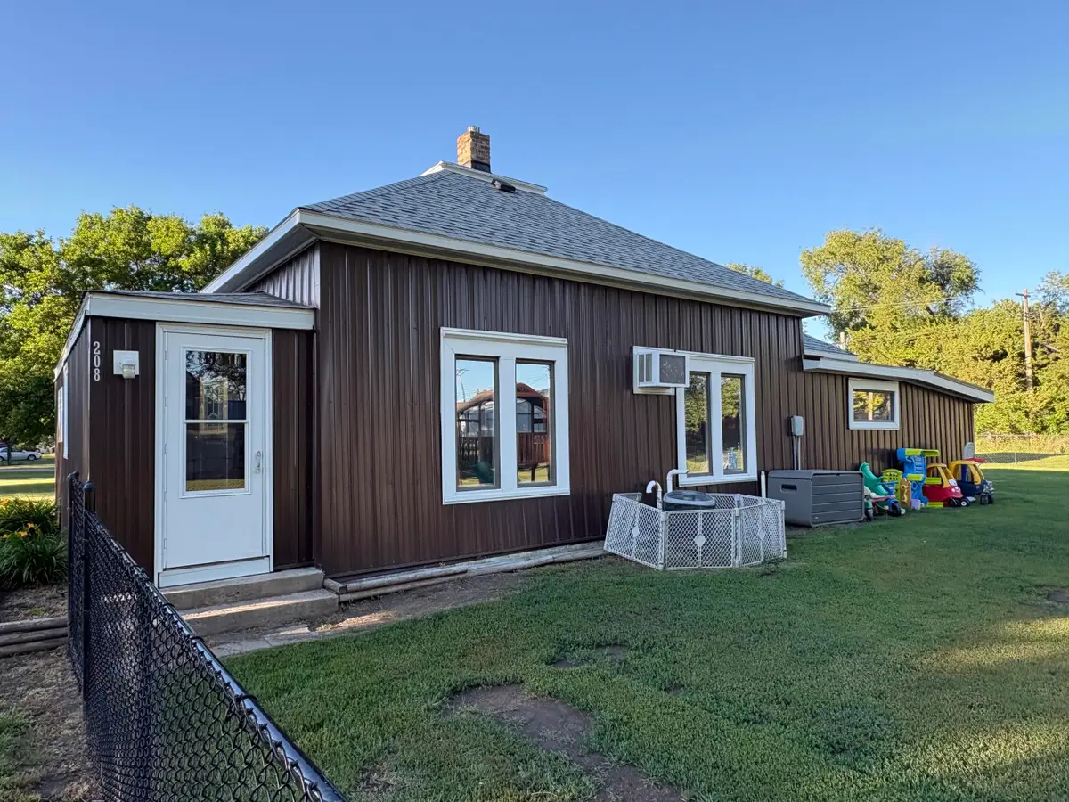 208 N Cotton St, Mount Vernon, SD 57363 - #1