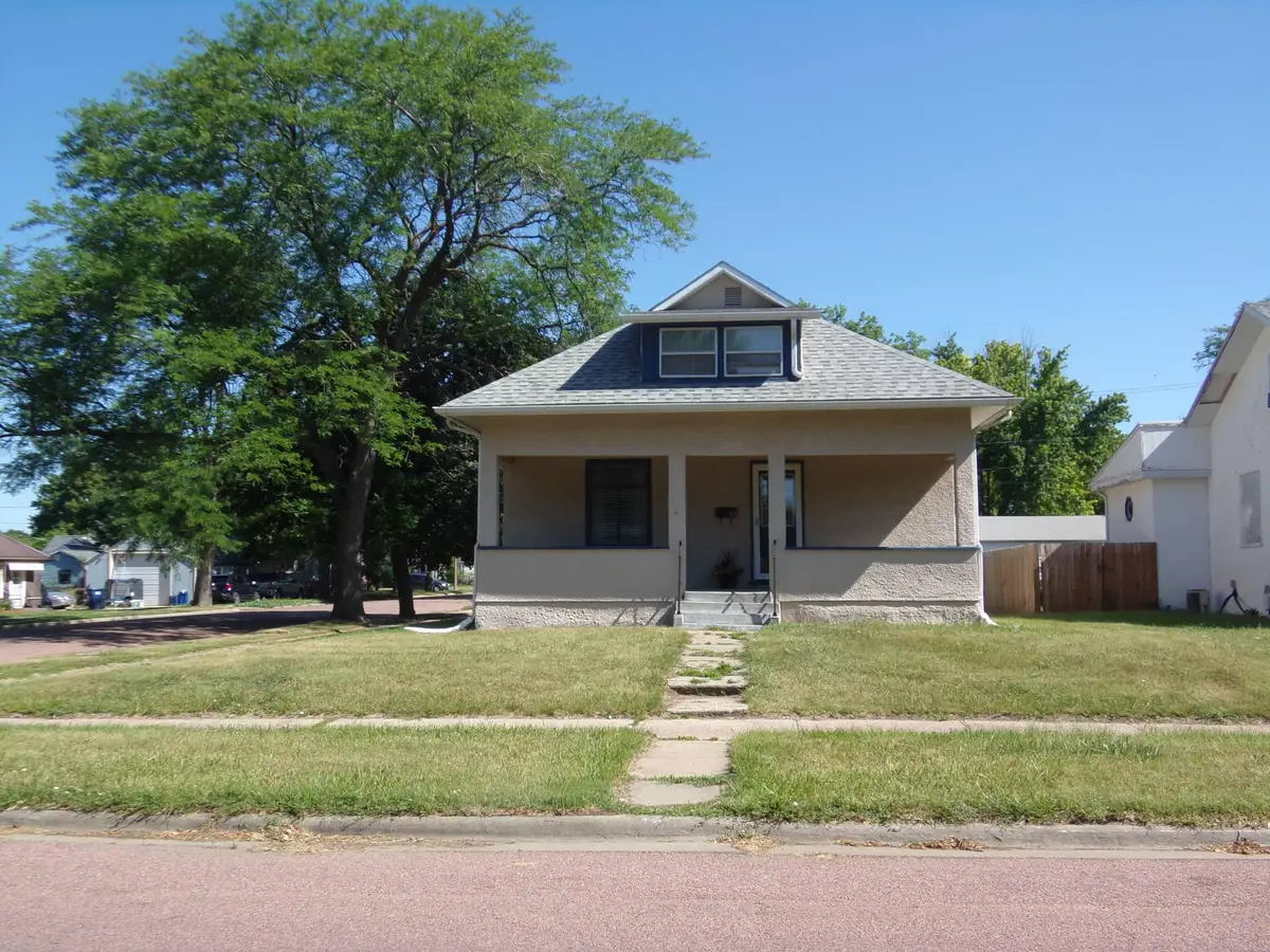 222 W 11th Ave, Mitchell, SD 57301 - #1
